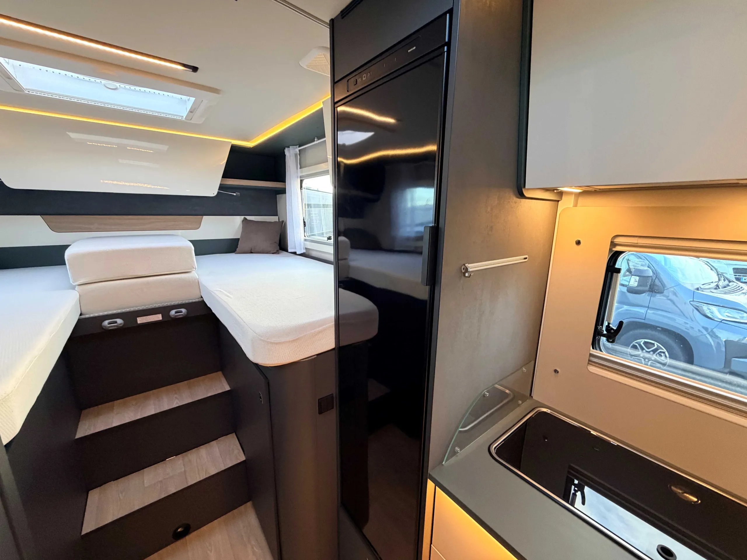 Laika KOSMO L 319 - Motorhome hire