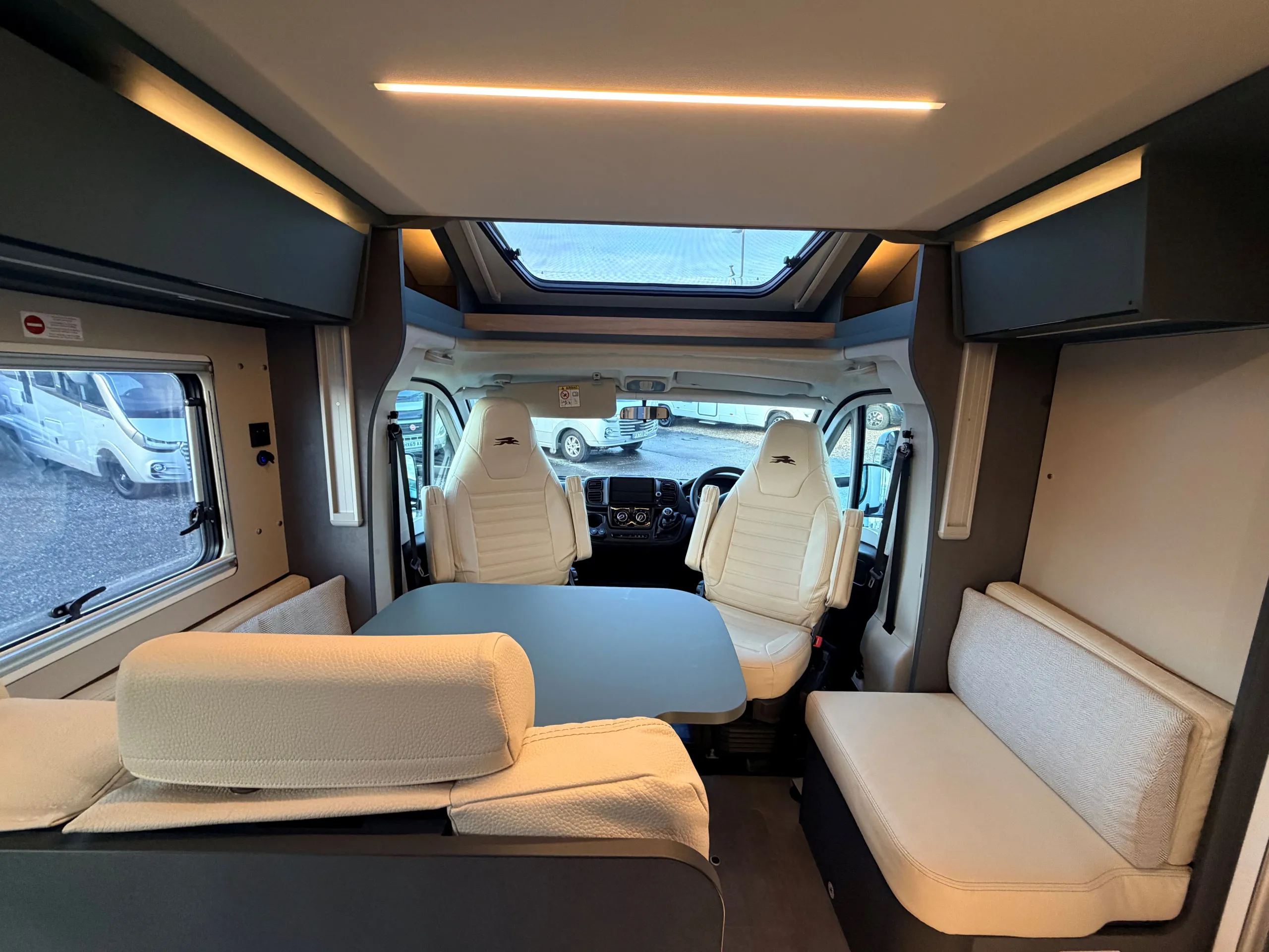Laika KOSMO L 319 - Motorhome hire