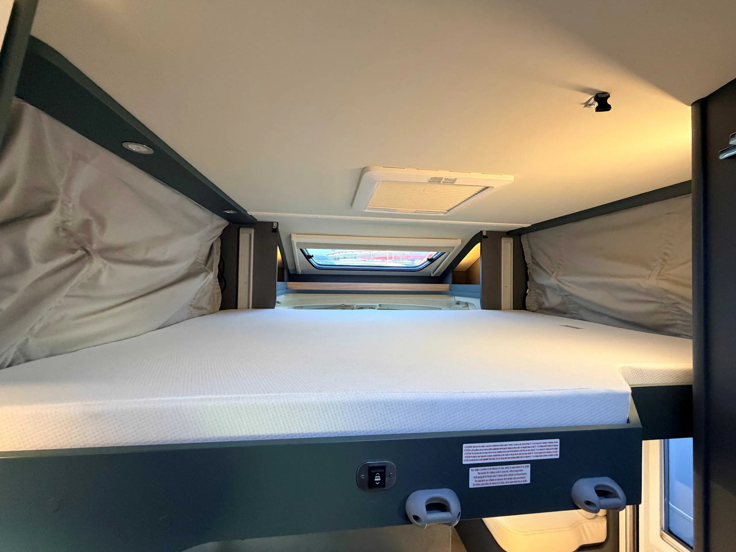 Laika KOSMO L 319 - Motorhome hire