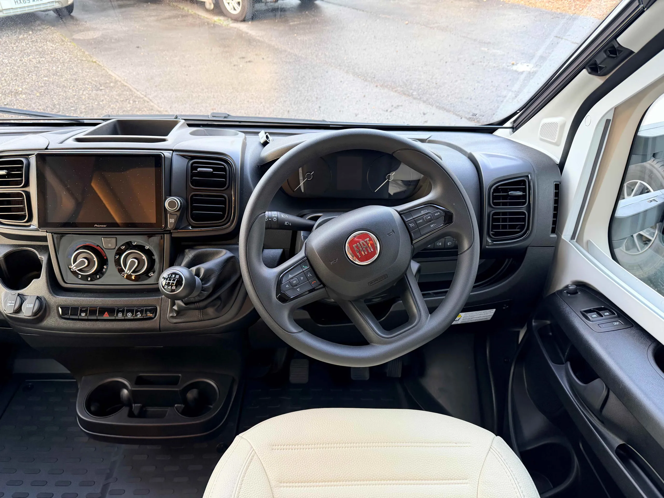 Laika KOSMO L 319 - Motorhome hire